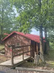Cozy Cabin, Jacuzzi Tub, Kitchenette, Screened in Porch, Mountain Views. - Alphydda