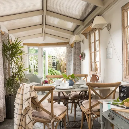 Quirky home with romantic shepherds' hut bedrooms and pretty garden near Padstow