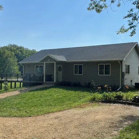 Cheerful cottage w/ fireplace. Great location for exploring the Lake Pepin area!