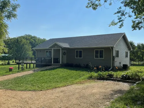 Cheerful cottage w/ fireplace. Great location for exploring the Lake Pepin area!