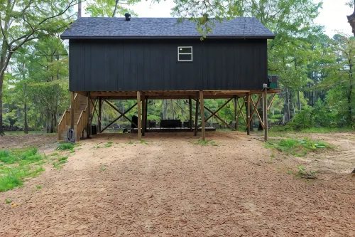 BRAND NEW - Peaceful Waterfront  -  5 Minutes From Caddo State Park! - Feriehus