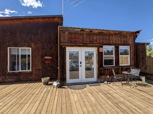 Calamity Jane's Hideaway 1-Bedroom, 1-Bath, Huge Deck, Close to Main Street