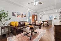 Historic Urban Retreat Fit for a KING! - บังกะโล