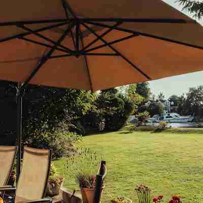 Charming Riverside Cottage - Ideal for Families & Groups, Pool, Gardens & River Hotel Exterior