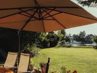 Charming Riverside Cottage - Ideal for Families & Groups, Pool, Gardens & River Hotels in Staines