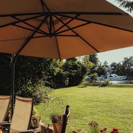 Charming Riverside Cottage - Ideal for Families & Groups, Pool, Gardens & River