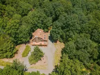 Pocono Chalet- walking distance to Lake Wallenpaupack- 3 Full baths