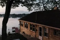 Tichigan Lake House - Pontoon Boat & Fire Pit - Dog Friendly - Newly Renovated -  Habitaciones en casas particulares