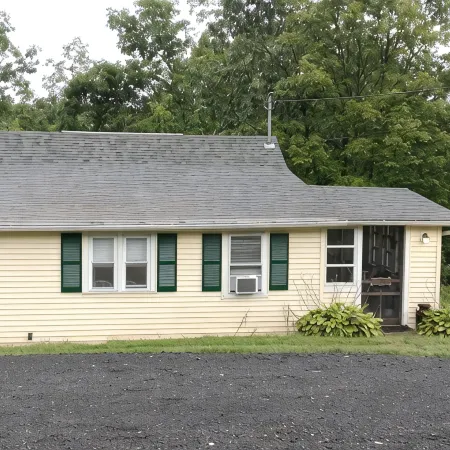 Charming 2-bedroom cottage near Bedford, screened  porch deck & private setting