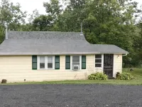 Charming 2-bedroom cottage near Bedford, screened  porch deck & private setting - Country Houses