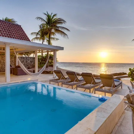 Oceanfront with private beach - 4 bedrooms, 4 bathrooms