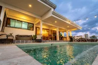Million dollar Sunset Views and centrally located in Manuel Antonio