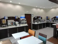 Holiday Inn Express Kenedy by IHG - breakfast