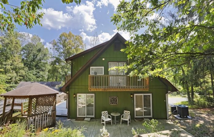 Lil Black Bear Inn