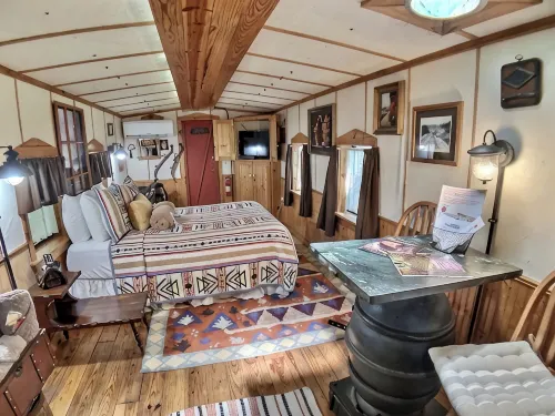 Fabulous Caboose Cabin in charming Eureka Springs - Chalets