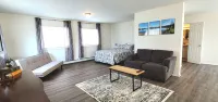 Corner Studio with Full Kitchen, 800 sq ft- Sunny Views Include Mt. Susitna - Apartments