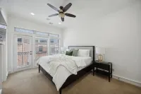 Luxury Townhome walking distance to Legacy West - 발코니