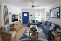 The Peacock Bungalow - Newly Renovated, Heated Pool & Jacuzzi, 5 min to Beach - 4-Star