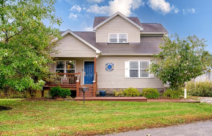 3B/3B; Single Family Lakeside Retreat W/Hot Tub