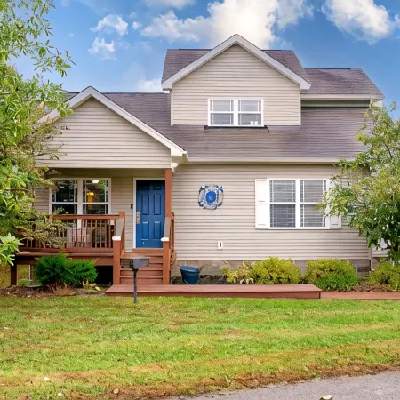 3B/3B; Single Family Lakeside Retreat W/Hot Tub