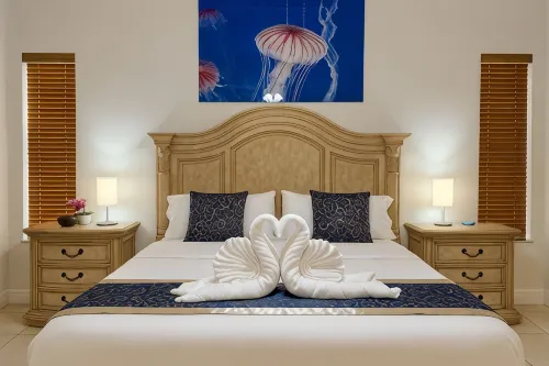 Aura Palms - Elegant 5Br Retreat with Pool & Hot Tub - 4-Star