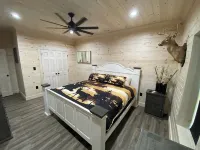 TAKE IT EASY Fishing Cabin. Large enclosed bay for storing the boat. - 4성급