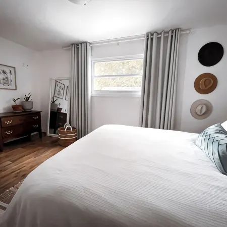 2 BATHROOM Executive Cottage with Office