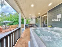 Luxury Wine Retreat • Spa Sunroom • Walk Downtown - 4-Star