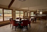 Amazing River Views- Game Table- 5 min from Creede - Homestays