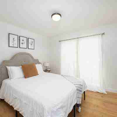 Charming 3-bedroom house with AC, WiFi on the Mesa! Rooms