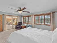 River's Edge Oasis, private dock, 2 kitchens, pool table, dog friendly! Hotels in Post Falls