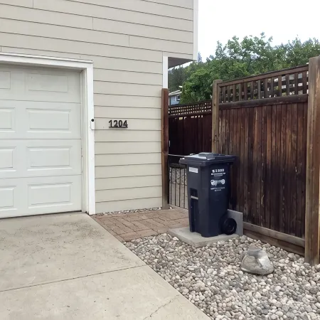 Fully appointed 2 bedroom carriage house in beautiful Penticton! Winter Rates!