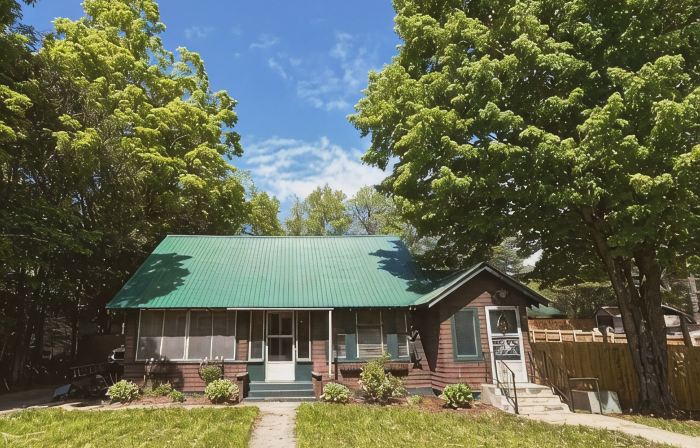 Vintage 4-bedroom house with WiFi in Schroon Lake