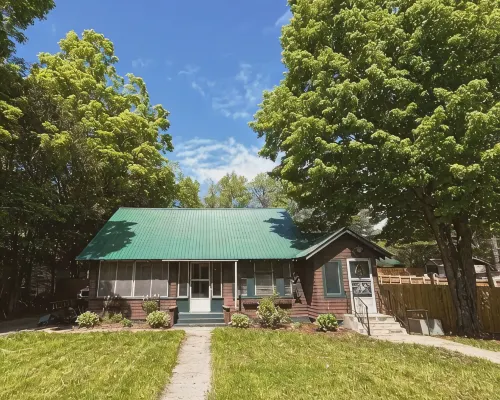 Vintage 4-bedroom house with WiFi in Schroon Lake Hotels in Schroon