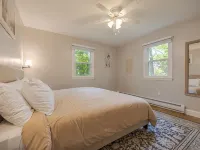 3-bedroom Cozy Home in Ellsworth with AC, WiFi