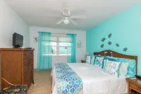 Newly renovated Oceanfront Townhouse with Stunning Views & Private Beach Access - Gym