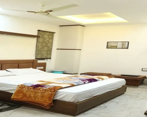 Crown Palace Hotel & Restaurant Hotels in Hapur
