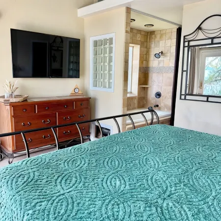 Beautiful Lakefront Retreat in Carlin Bay