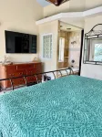 Beautiful Lakefront Retreat in Carlin Bay - Jacuzzi