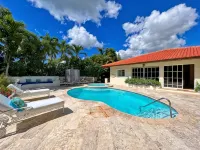 Luxury Villa w/ pool and jacuzzi! - chambre d’hôtes