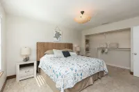 Beachy Getaway–Cozy, Clean & Equipped w/ All Essentials! Relax, Enjoy & Refresh!