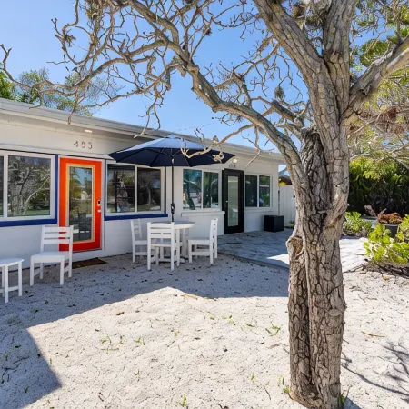Modern Holmes Beach Retreat. No Stairs, Near Tennis & Beach