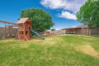 Right at Home-Midland Sprawling Ranch House with Pool Cabana and Playground - 4つ星