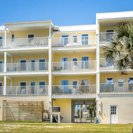 Seacliffs Gulf Views 3/3.5 Dog Friendly/Steps to beach/ Elevator - SPECIALS!