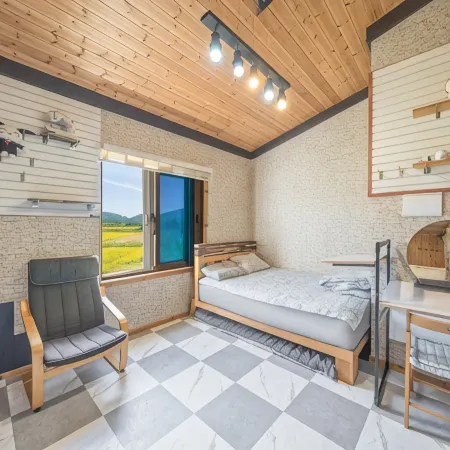 Geochang Deokyu Gongbang Pension (Pine Room)