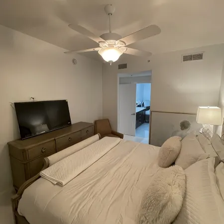 RENOVATED,2pm check-in,11a checkout,1stfloor private unit,close to 5th ave&beach