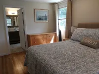 Centrally located home with patio, a/c included, walking distance from town. - 3성급