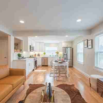 Sunny Downtown 2BR w/ Parking Others