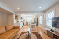 Sunny Downtown 2BR w/ Parking - 4성급
