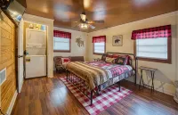 Unique cabin in the city pool home - WiFi